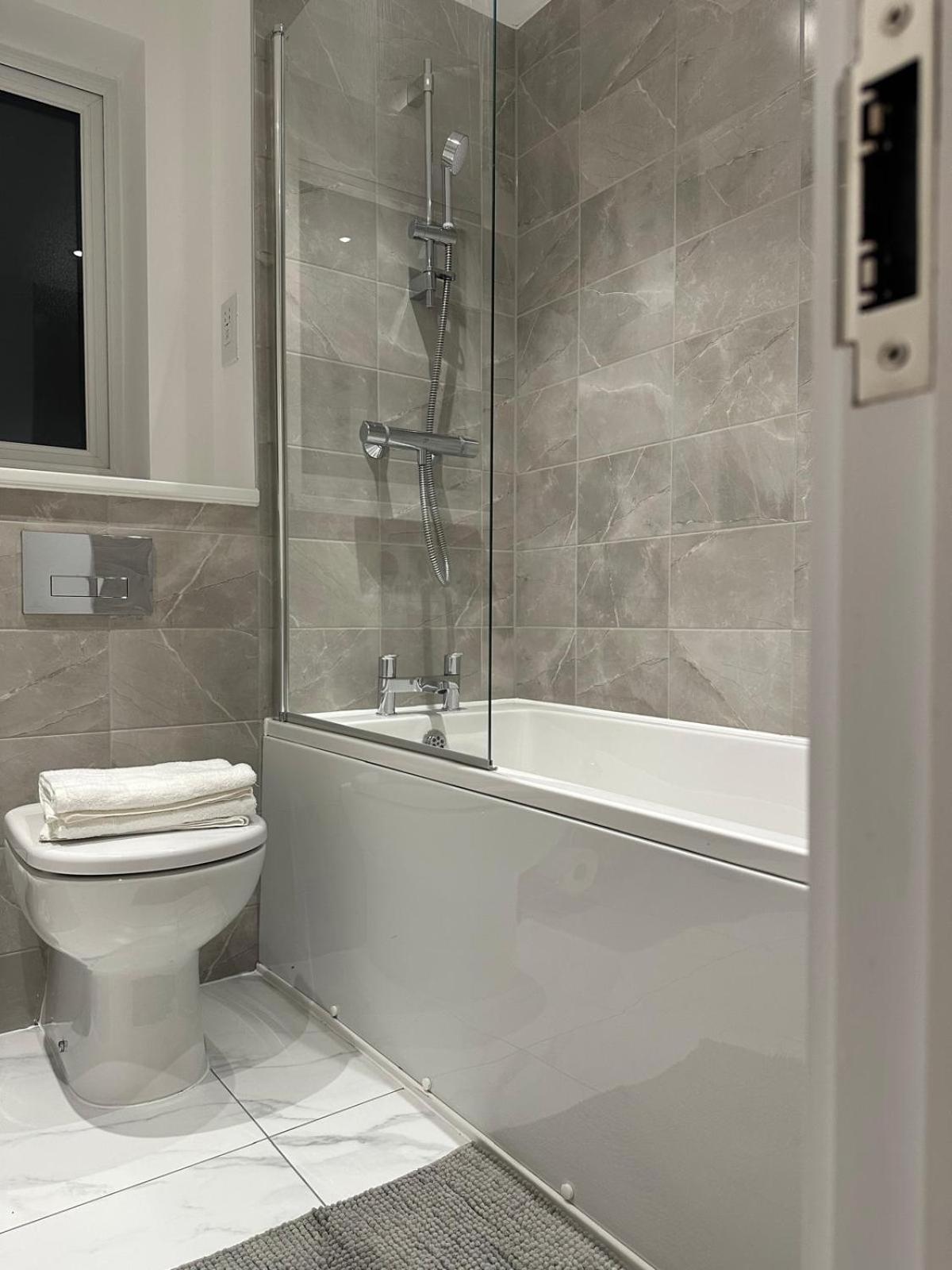 Lush Double With Shared Bathroom Séjour chez l'habitant